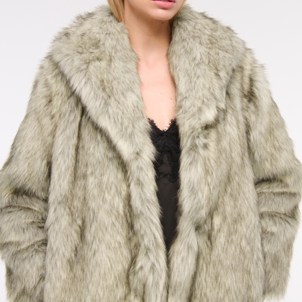 Elegant Faux Fur Coat in Gray